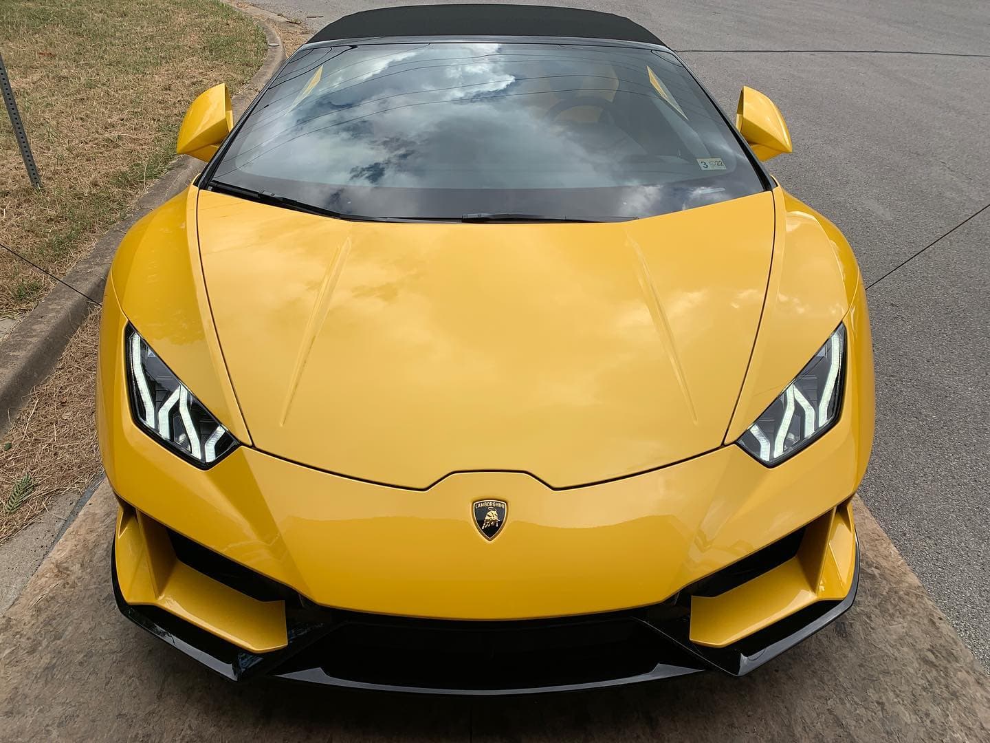2020 Lamborghini Huracan EVO Spyder heading back to her owner after a service. 631 horsepower, 202 mph top speed. 
.
.
.
.
.
.

#nicksautotransport #dreamtransporter #enclosedtransport #carhauler #carsofinstagram #carswithoutlimits #supercar #supercarsofinstagram #toyhauler #atc #aluminumtrailer #ford #powerstroke #platinum #carporn #raceramps #lamborghini #lambo #lambro #v10 #huracan #evo #spyder