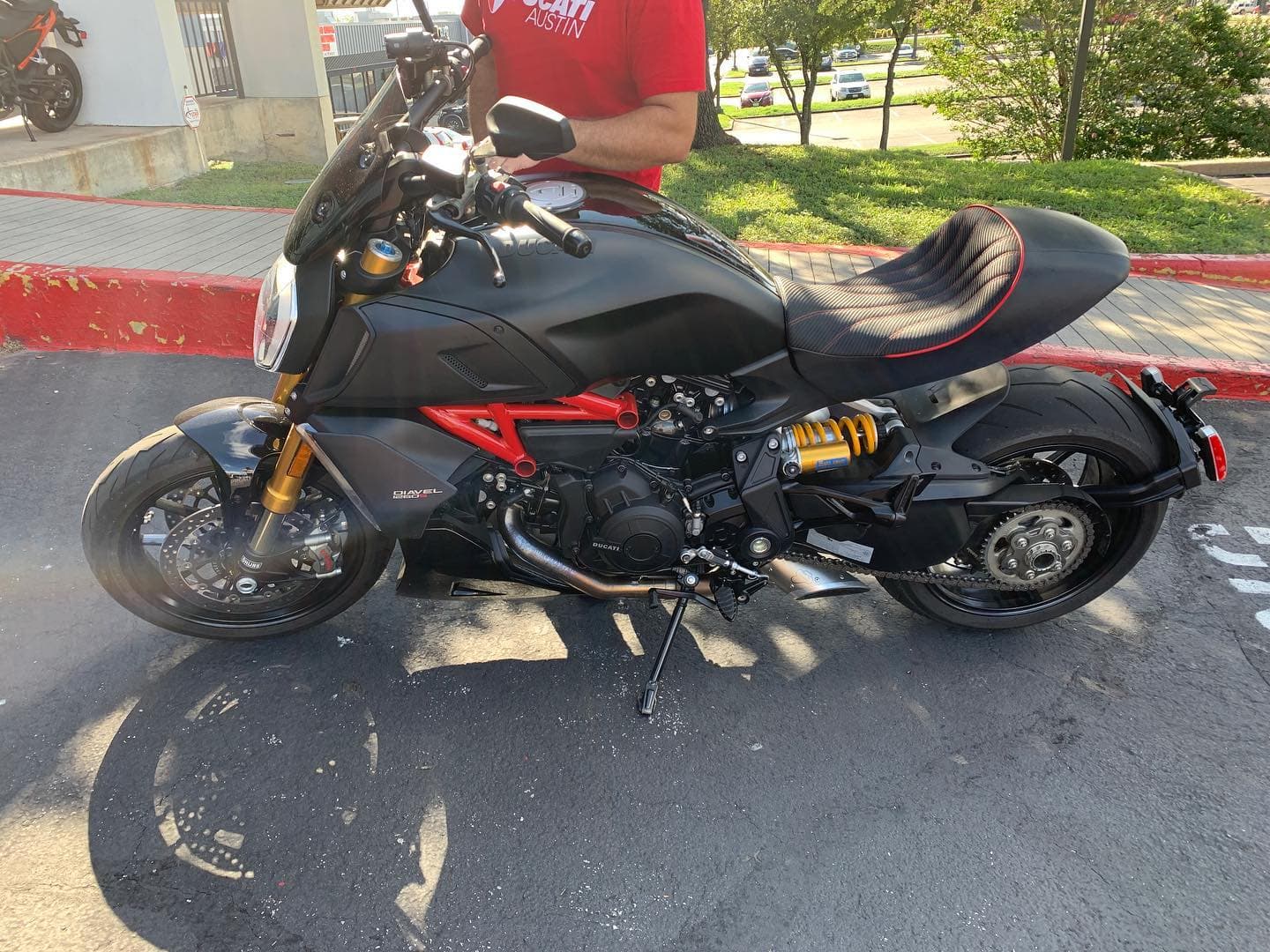 2020 Ducati Diavel 1260 S picked up for a client (now good friend) who can no longer ride due to health complications. This one meant a lot to me. Beautiful bike headed back to the dealer. 
.
.
.
.
.
.
.

#nicksautotransport #dreamtransporter #enclosedtransport #carhauler #carsofinstagram #carswithoutlimits #supercar #supercarsofinstagram #toyhauler #atc #aluminumtrailer #ford #powerstroke #platinum #carporn #raceramps #ducati #diavel #1260S #duck #motorcycle #superbike