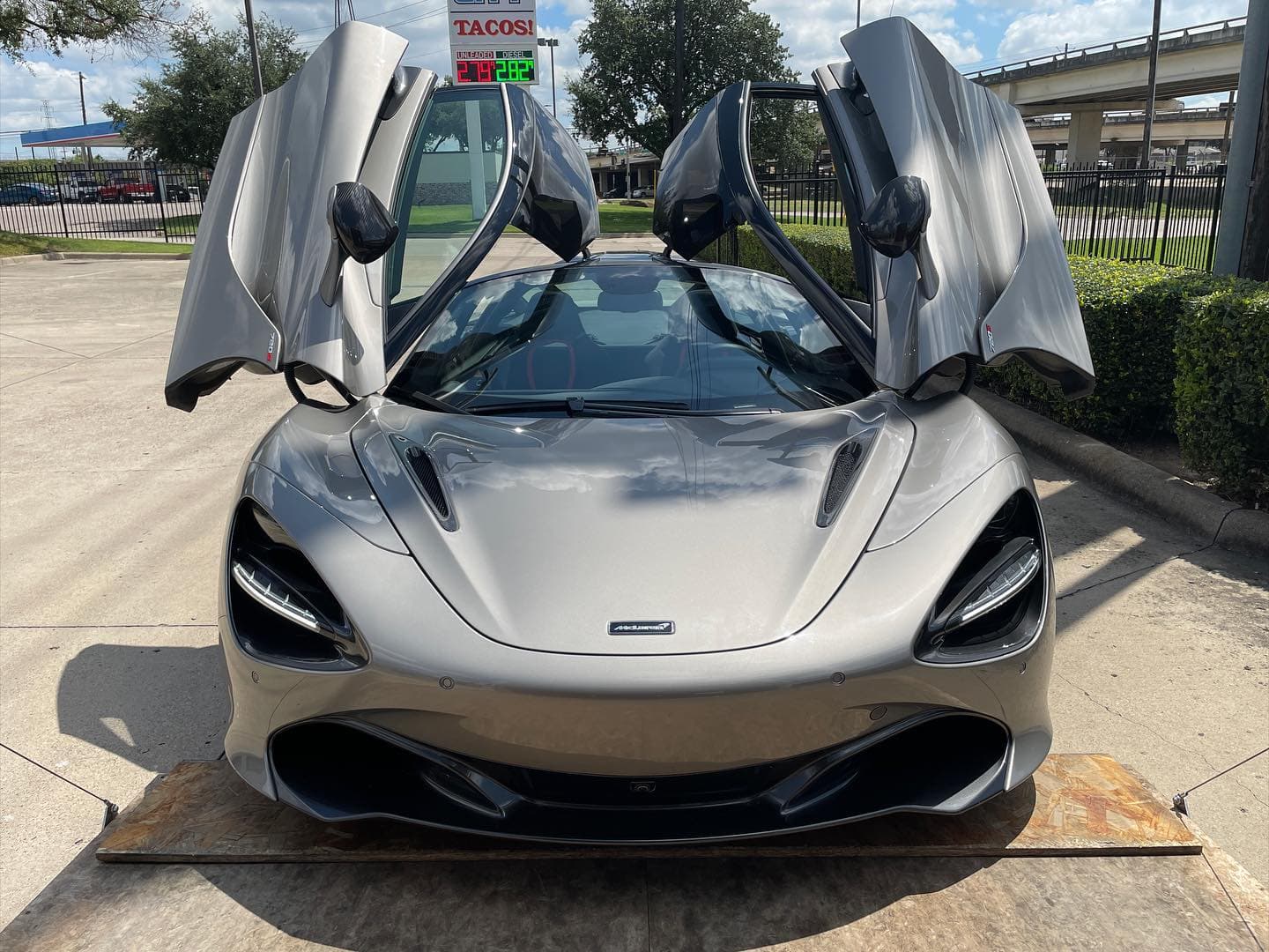 2019 McLaren 720s picked up and dropped off for service for @joshsnowhorn in collaboration with none other than @leadfoot_transport_llc. When it comes to transport, Leadfoot doesn’t mess about. Thanks for the referral man!
.
.
.
.
.
.
#nicksautotransport #dreamtransporter #enclosedtransport #carhauler #carsofinstagram #carswithoutlimits #supercar #supercarsofinstagram #toyhauler #atc #aluminumtrailer #ford #powerstroke #platinum #carporn #raceramps #mac #mclaren #720s #surrey #england #v8 #twinturbo