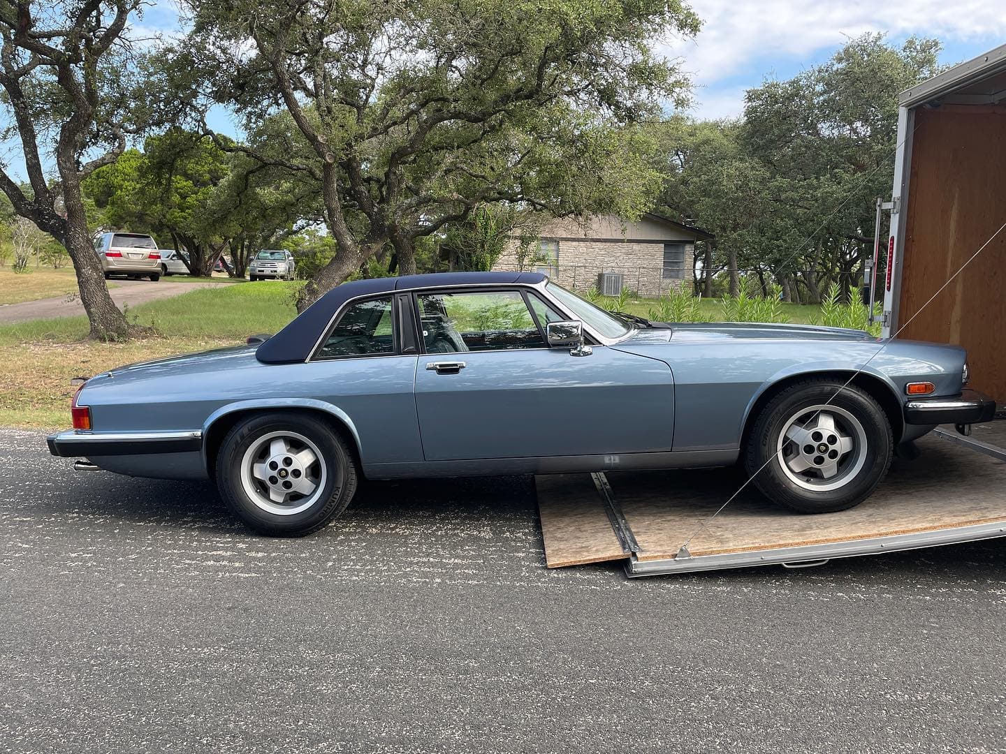 One of the cleanest 1988 Jaguar XJ-SC’s I’ve ever seen. Only 11,000 original miles. Picked up from @torqqe in Dripping Springs and off to a shipping company in Houston. 
.
.
.
.
.
.

#nicksautotransport #dreamtransporter #enclosedtransport #carhauler #carsofinstagram #carswithoutlimits #supercar #supercarsofinstagram #toyhauler #atc #aluminumtrailer #ford #powerstroke #platinum #carporn #raceramps #jaguar #classiccars #v12 #xjsc