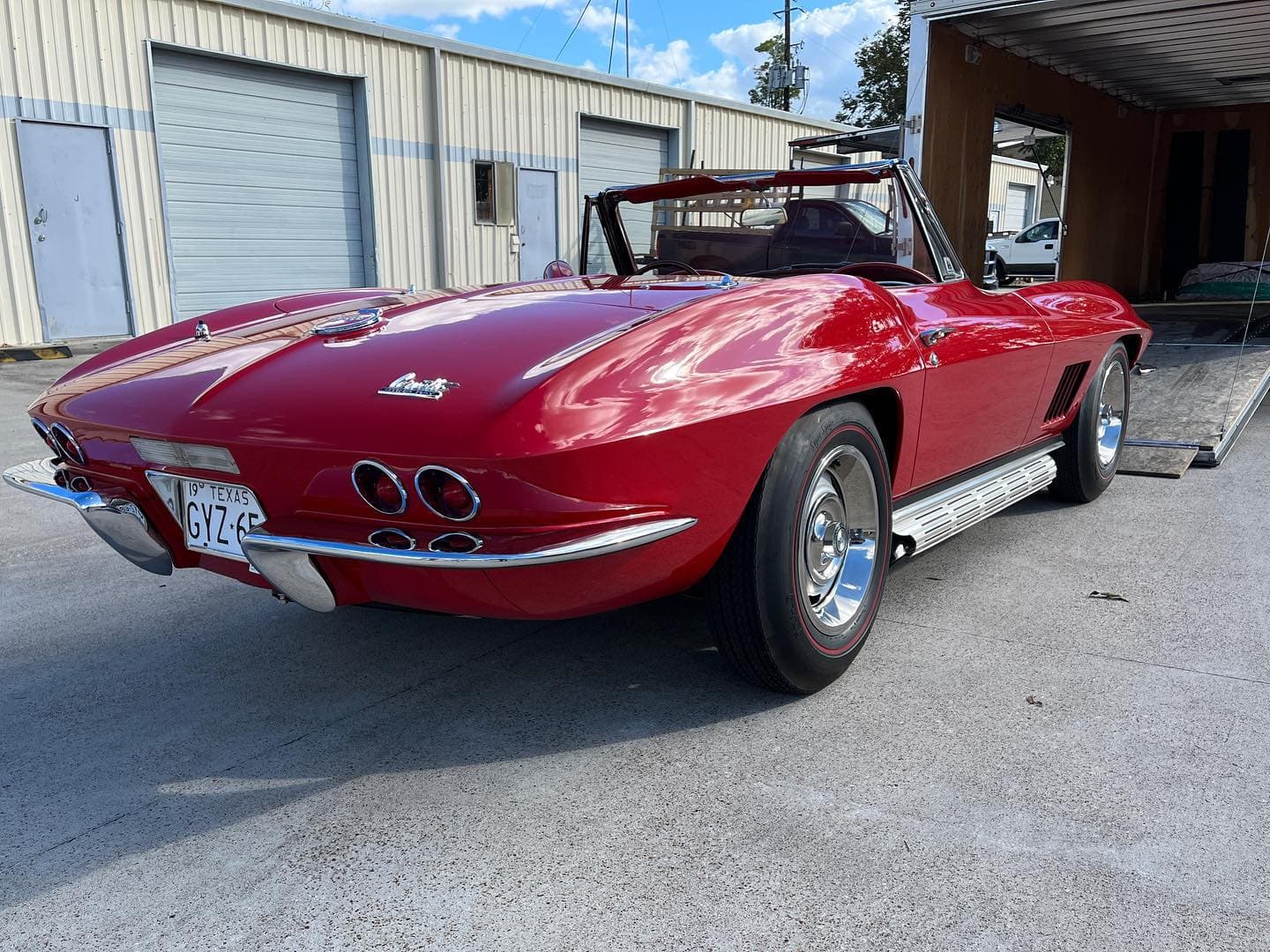 1967 Chevrolet Corvette. I’ve always loved these classics.  swipe to see one of the owners gems - a pure brass Kirkhorn Motorsports Cobra. Amazing build quality on that one. 
.
.
.
.
.
.

#nicksautotransport #dreamtransporter #enclosedtransport #carhauler #carsofinstagram #carswithoutlimits #supercar #supercarsofinstagram #toyhauler #atc #aluminumtrailer #ford #powerstroke #platinum #carporn #raceramps #chevrolet #chevy #corvette #convertible #shelby #cobra #kirkhammotorsports