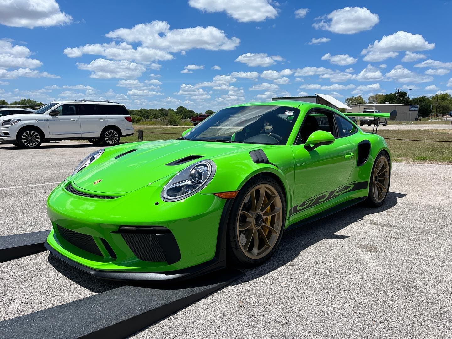 Lots of Porsches lately. I am loving this lizard green 991.2 RS. Spec’d perfectly by my repeat client. Looking forward to seeing her replacement soon. 
.
.
.
.
.
.
.

#nicksautotransport #dreamtransporter #enclosedtransport #carhauler #carsofinstagram #carswithoutlimits #supercar #supercarsofinstagram #toyhauler #atc #aluminumtrailer #ford #powerstroke #platinum #carporn #raceramps #porsche #911 #gt3rs #991