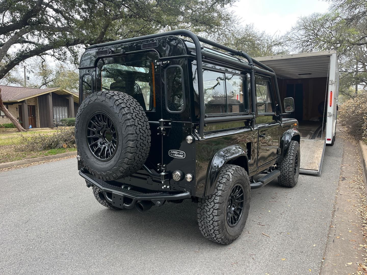 Thought I had more pics of this beast, but this Land Rover Defender 90 built by @inlinepaintandbodyshop in Lampasas, TX was soooo clean. 
.
.
.
.
.

#nicksautotransport #dreamtransporter #enclosedtransport #carhauler #carsofinstagram #carswithoutlimits #supercar #supercarsofinstagram #toyhauler #atc #aluminumtrailer #ford #powerstroke #platinum #carporn #raceramps #landrover #defender #defender90 #classic