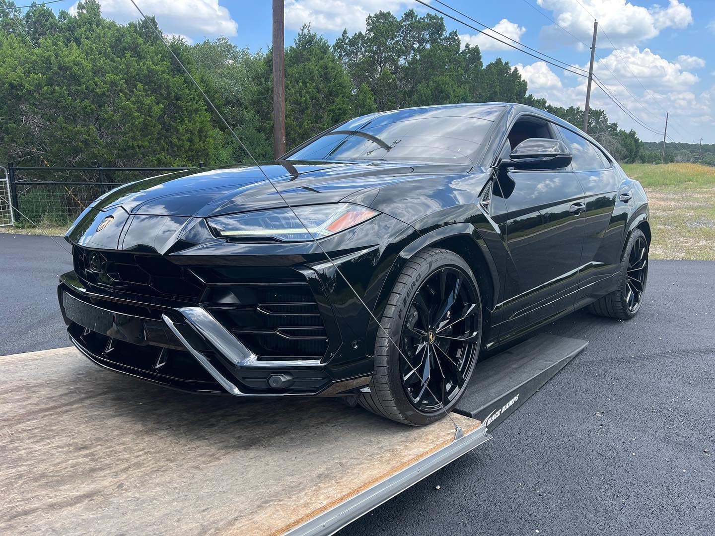 I love the peanut butter inside on this super cleanly spec’d Lambo truck. 
.
.
.
.
.
.

#nicksautotransport #dreamtransporter #enclosedtransport #carhauler #carsofinstagram #carswithoutlimits #supercar #supercarsofinstagram #toyhauler #atc #aluminumtrailer #ford #powerstroke #platinum #carporn #raceramps #lamborghini #urus #lambotruck #lambo #lambro