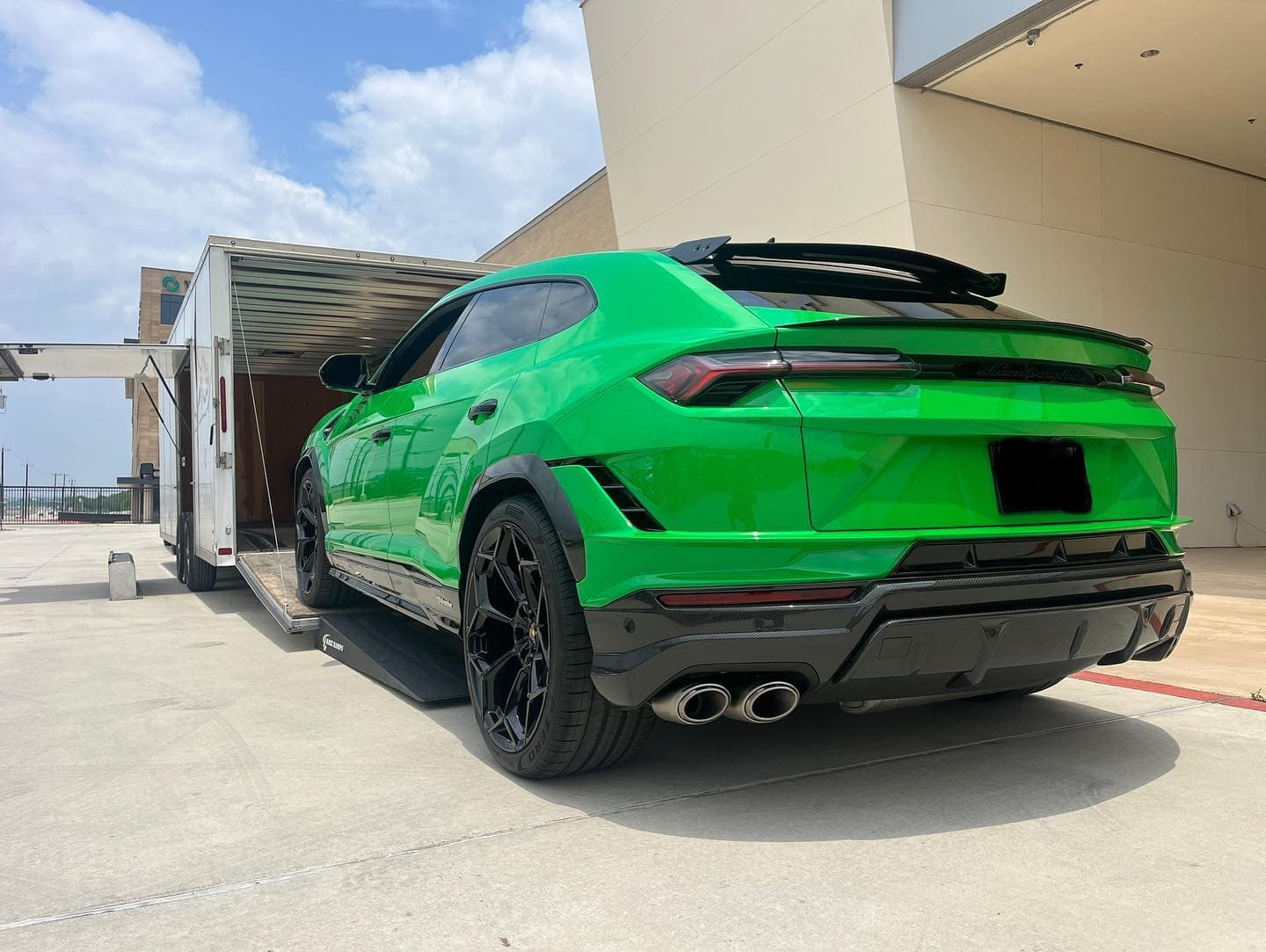 How to make one of the quickest super SUVs even quicker? Put a Performante badge on it and then put it in my trailer ;)
.
.
.
.
.
.
.
.

#nicksautotransport #dreamtransporter #enclosedtransport #carhauler #carsofinstagram #carswithoutlimits #supercar #supercarsofinstagram #toyhauler #atc #aluminumtrailer #ford #powerstroke #platinum #carporn #raceramps #lamborghini #lambo #urus #urusperformante