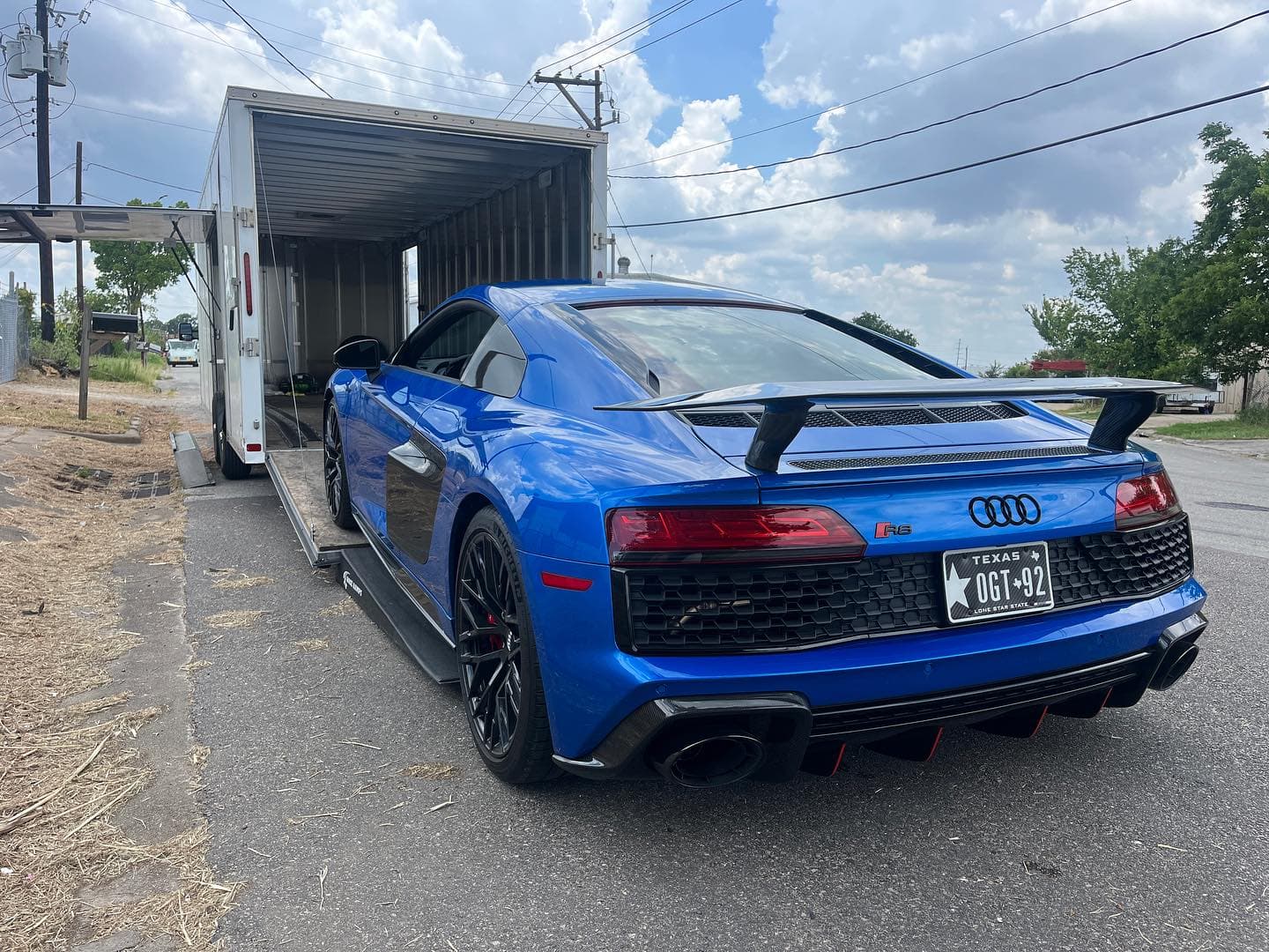 One of the sexiest R8’s I’ve ever seen. Perfect spec. Took it over to @alexbewelding to get a crazy loud exhaust and new wing ducts fitted. Thanks again @hec_bt! 
.
.
.
.
.
.

#nicksautotransport #dreamtransporter #enclosedtransport #carhauler #carsofinstagram #carswithoutlimits #supercar #supercarsofinstagram #toyhauler #atc #aluminumtrailer #ford #powerstroke #platinum #carporn #raceramps #audi #r8 #aviorperformance #custom #v10