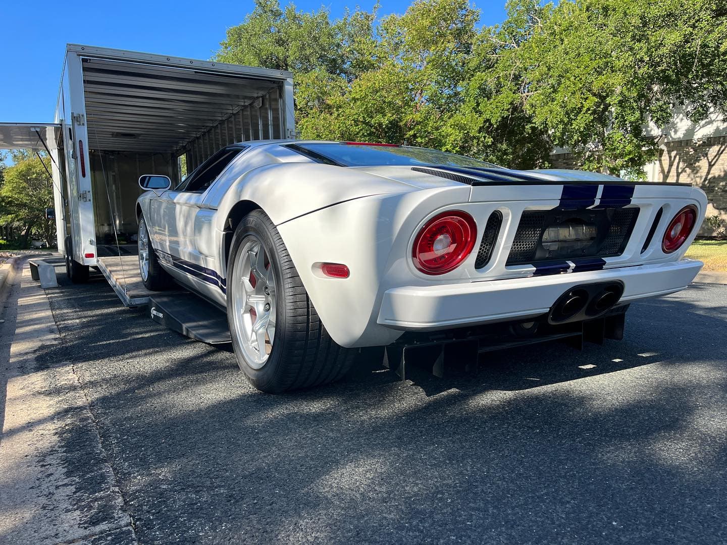 Such a beautiful car. 2005 Ford GT. Having driven one of these at a healthy pace, I can assure you it lives up to the hype. Killer!
.
.
.
.
.
.
.

#nicksautotransport #dreamtransporter #enclosedtransport #carhauler #carsofinstagram #carswithoutlimits #supercar #supercarsofinstagram #toyhauler #atc #aluminumtrailer #ford #powerstroke #platinum #carporn #raceramps #ford #fordgt #gt #lemans