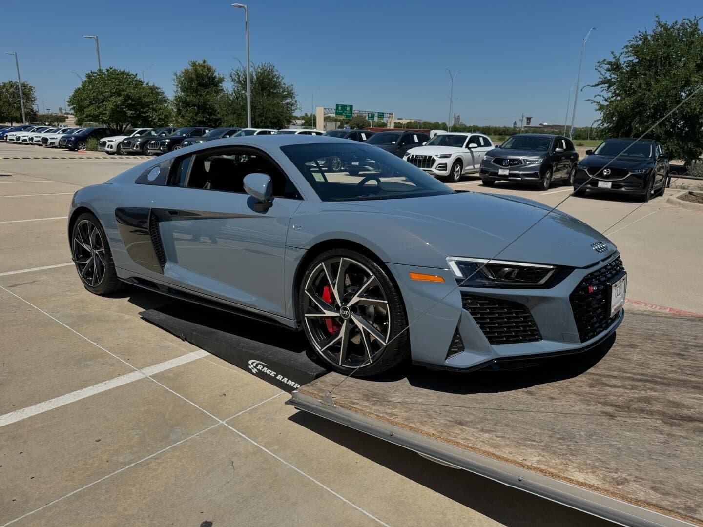 Last year model of the Audi R8 rolling out! Really cool color on this one. In the sun it has yellow/green flakes in the paint. Looks killer!
.
.
.
.
.
.
.
#nicksautotransport #dreamtransporter #enclosedtransport #carhauler #carsofinstagram #carswithoutlimits #supercar #supercarsofinstagram #toyhauler #atc #aluminumtrailer #ford #powerstroke #platinum #carporn #raceramps #audi #r8
