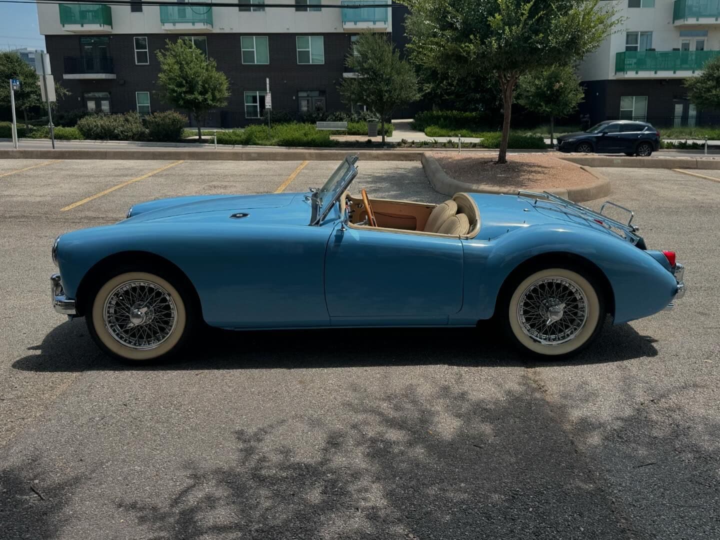 Some cars are just fun sized. Like this 1957 MG A. I could’ve probably fit three of them in my single car trailer 😂
.
.
.
.
.
.
.
.
#nicksautotransport #dreamtransporter #enclosedtransport #carhauler #carsofinstagram #carswithoutlimits #supercar #supercarsofinstagram #toyhauler #atc #aluminumtrailer #ford #powerstroke #platinum #carporn #raceramps #mg #a