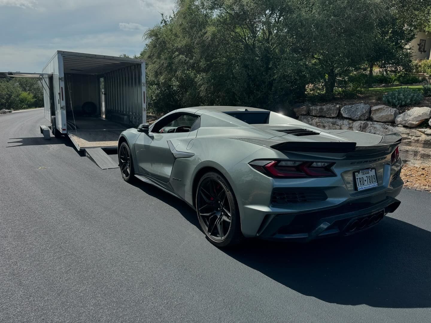 What do you guys think of the C8 Z06? I think these are the best bang for your buck right now. The 5.5 liter flat plane crank LT6 engine is the stuff of true supercars. It sounds incredible and is so responsive thanks to its natural aspiration. Such a low profile spec with loud interior matches this car perfectly. 
.
.
.
.
.
.
.
#nicksautotransport #dreamtransporter #enclosedtransport #carhauler #carsofinstagram #carswithoutlimits #supercar #supercarsofinstagram #toyhauler #atc #aluminumtrailer #ford #powerstroke #platinum #carporn #raceramps #corvette #chevy #gm #c8 #z06